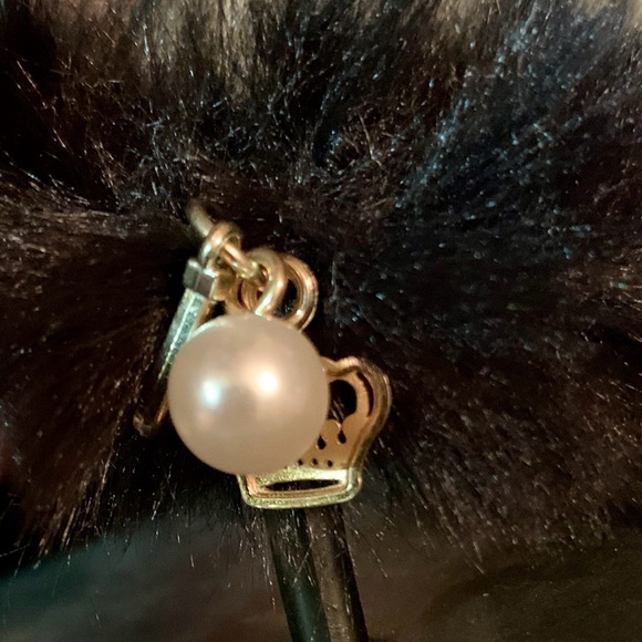 NEW! JUICY COUTURE Fur Pearl/Charm Flip Flops Black Sz 7 - Picture 3 of 4